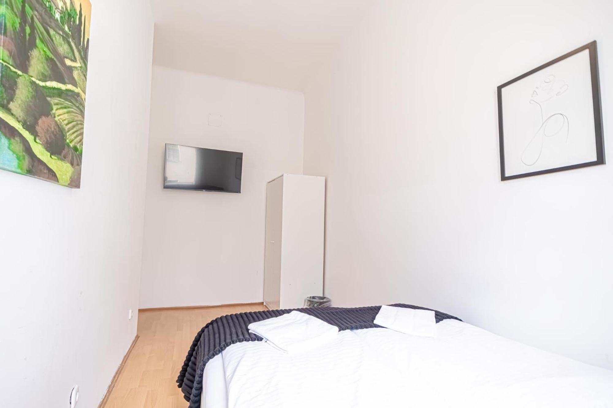 Sweet 3br Shared Near Wiener Stadthalle & Apartment Wien