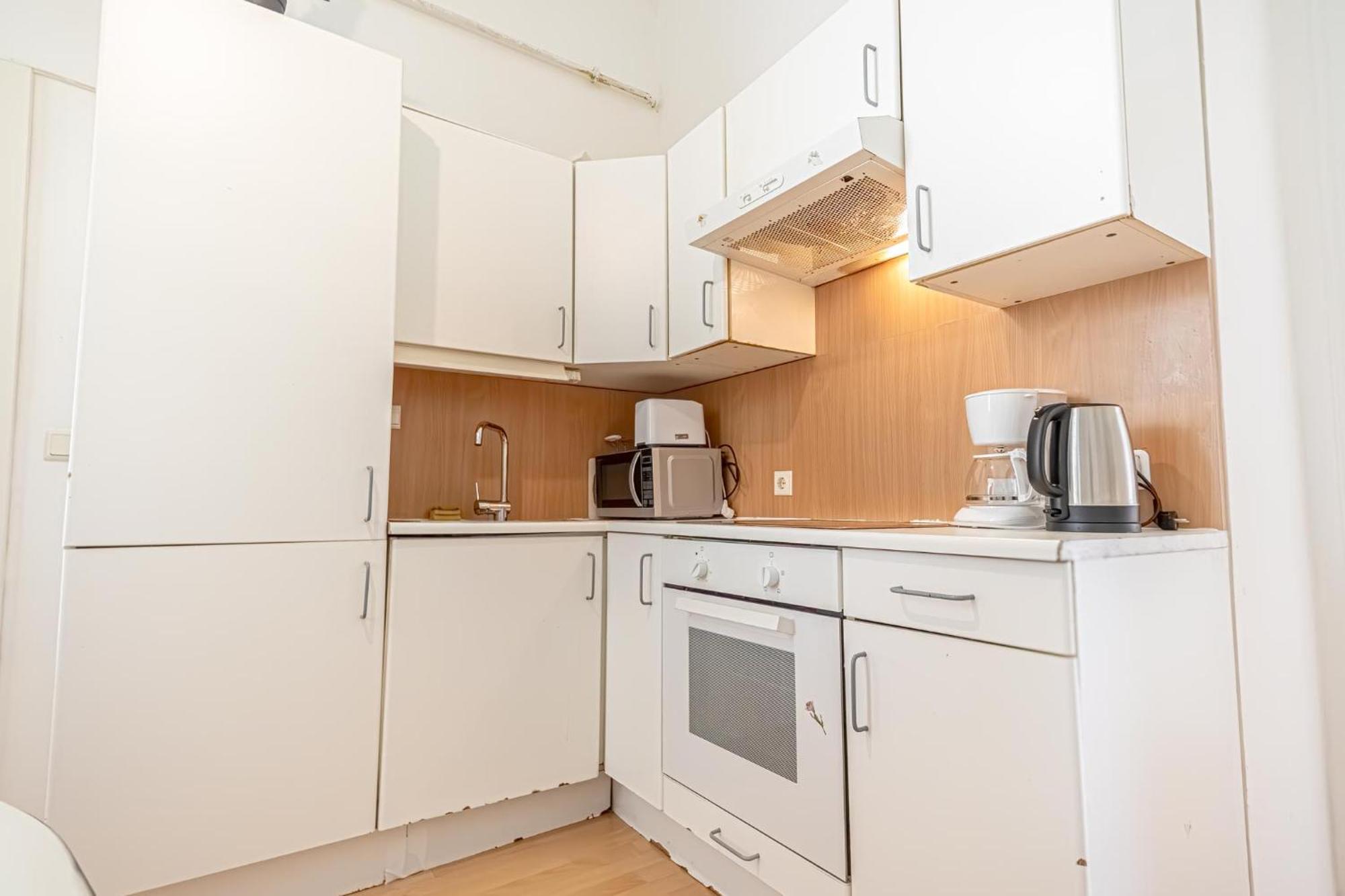 Sweet 3br Shared Near Wiener Stadthalle & Apartment Wien
