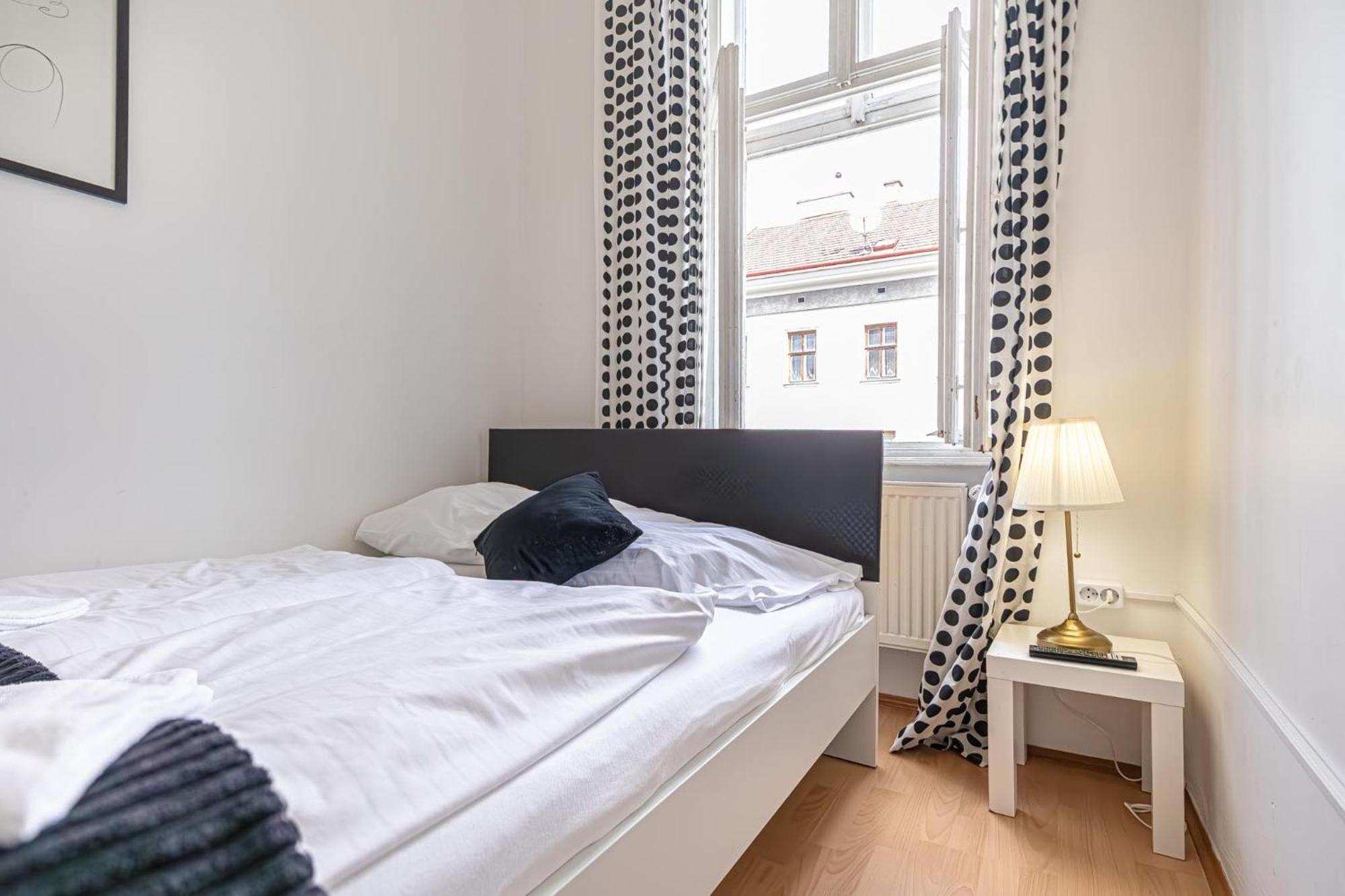 Sweet 3br Shared Near Wiener Stadthalle & Apartment