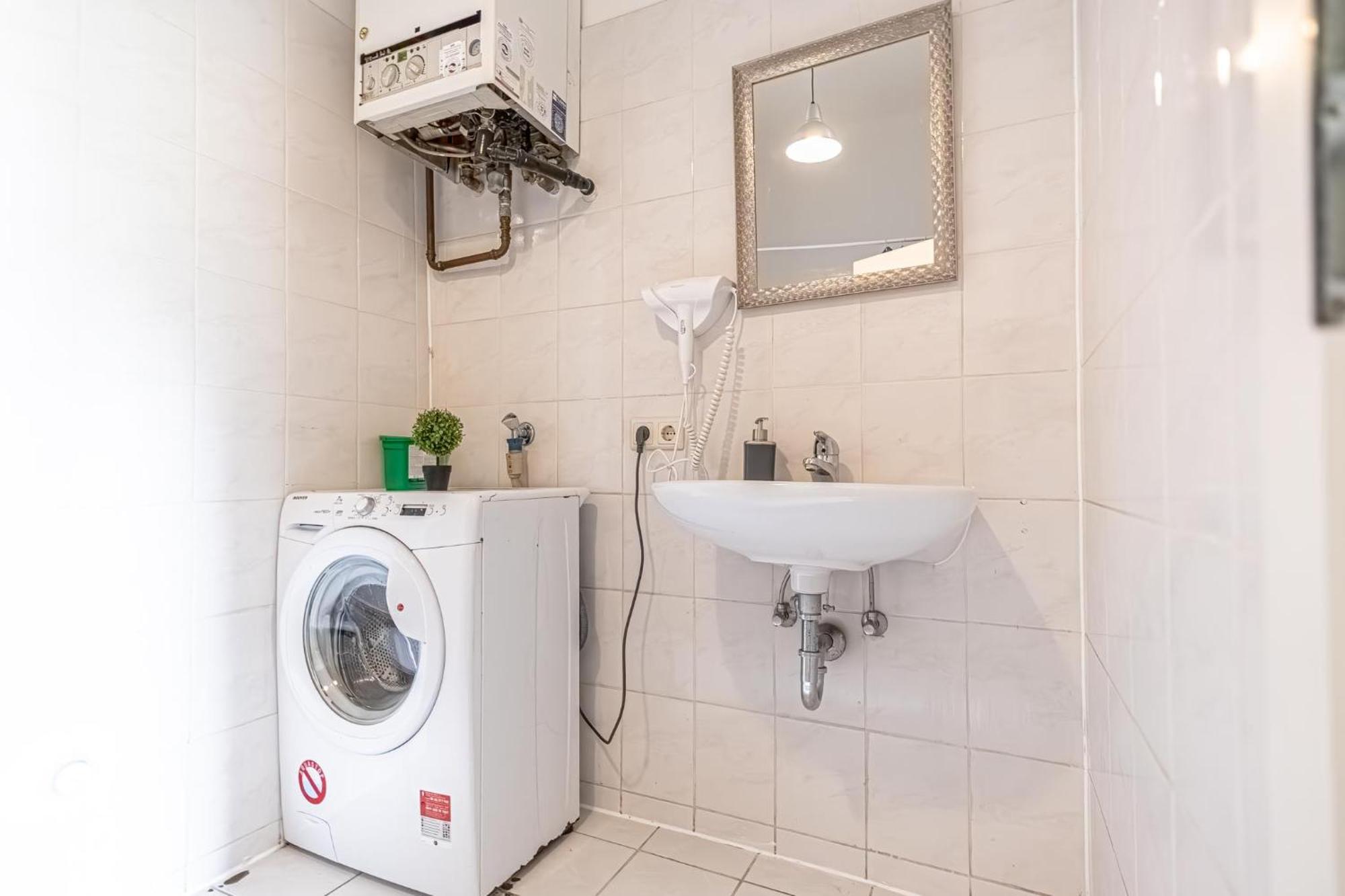 Sweet 3br Shared Near Wiener Stadthalle & Apartment *